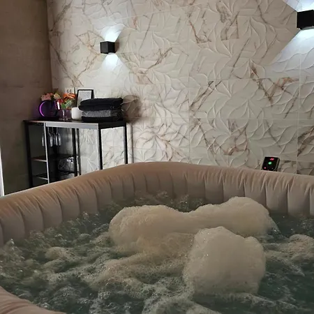 Meraki - Hot Tub